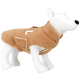 Un mannequin de chien blanc portant une veste en polaire marron confortable avec un col et une petite poche, mettant en valeur une tenue pour animaux stylée.
