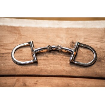 Ein glänzendes Pferdegebiss aus rostfreiem Stahl, das auf einer Holzoberfläche liegt und seine gebogene Mundstückform und zwei Seitenringe zeigt.