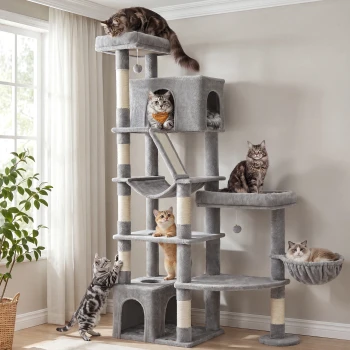 Grauer mehrstufiger Kratzbaum mit Höhle, Hängematte, Kratzstämmen und sechs Katzen in einem hellen Raum