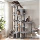 Grauer mehrstufiger Kratzbaum mit Höhle, Hängematte, Kratzstämmen und sechs Katzen in einem hellen Raum