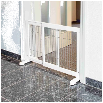 Weißes Haustiergitter, das in einer Tür installiert ist, mit einem Metallgitterdesign und auf einem glänzenden dunklen Boden stehend.