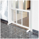 Weißes Haustiergitter, das in einer Tür installiert ist, mit einem Metallgitterdesign und auf einem glänzenden dunklen Boden stehend.