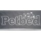 Graues Haustierbett mit weißem, gesticktem Text "Petbed" und einem Cartoonbild eines schlafenden Hundes.