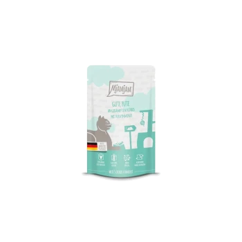 Verpacktes Katzenfutter mit der Aufschrift "MjAMjAM Gute Pute", mit Truthahn und Kürbis mit Katzenminze, in einem hellblauen Design mit einer Katzenillustration.