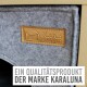 Grau gefilztes Haustierbett mit einem hellbraunen Lederetikett, das ein Katzenlogo und den Text "KaraLuna" zeigt, mit dem Hinweis "Ein Qualitätsprodukt der Marke KaraLuna."