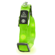 Helle grüne LED-Hundehalsband mit einem Einschaltknopf, mit einem Logo und reflektierenden Elementen für Sichtbarkeit.