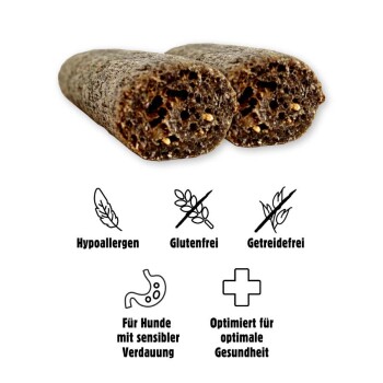 Zwei braune zylindrische Hundeleckerlis mit Symbolen, die zeigen, dass sie hypoallergen, glutenfrei und für empfindliche Verdauung geeignet sind.