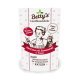 Betty's Landhausküche Katzenfutter zeigt eine Frau, die mit einer Katze kocht, beschriftet mit "Rind pur mit Bonretschöl & Taurin," und betont "Extra viel Fleisch."