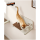 Eine hellfarbige Katze frisst aus einer doppelten Schüssel auf einem Regal, mit einer braunen Matte darunter und dem Logo "clickat by feandrea" in der Ecke.