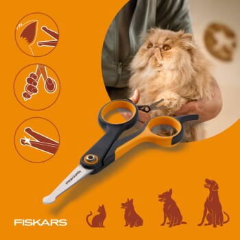 Fiskars-Haustier-Nagelschere mit orangefarbenen Griffen vor orangefarbenem Hintergrund, Person trimmt die Pfote einer flauschigen Katze; Schriftzug 'FISKARS'.