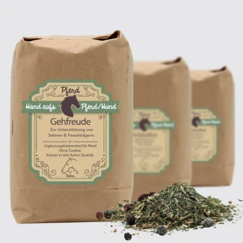 Eine braune Tüte mit der Aufschrift "Gehfreude" enthält pflanzliche Ergänzungsmittel für Pferde, mit herausgefallenen Kräutern und Hinweisen zur Qualität und den Vorteilen.