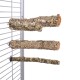 Drei natürliche Holzstangen, die an einem Metallkäfig befestigt sind, zeigen ihre strukturierte Rinde und das robuste Design für Haustiervögel.
