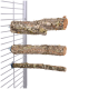 Drei natürliche Holzstangen, die an einem Metallkäfig befestigt sind, zeigen ihre strukturierte Rinde und das robuste Design für Haustiervögel.
