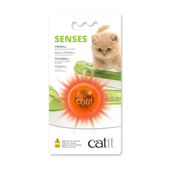 Verpackung des Catit Senses Fireball Katzenspielzeugs, die ein Kätzchen und eine leuchtend orange Kugel mit der Aufschrift 'catit' zeigt, Text 'SENSES.'