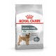 Royal Canin Dental Care Hundefutterbeutel, mit einer Illustration eines kleinen Hundes, behauptet, die Bildung von Zahnstein um 69 % zu reduzieren.