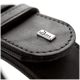 Nahaufnahme eines schwarzen Leder-Haustierkragens mit einem silbernen "HUNTER"-Logoschild, das feine Nähte und ein elegantes Design zeigt.