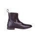 Brauner Leder-Ankle-Boot mit elastischen Seitenpaneelen und einem Reißverschluss, mit einer spitzen Zehe und einem niedrigen Absatz.