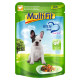 Eine grüne Haustierfuttertüte mit einem französischen Bulldoggenwelpen, beschriftet mit "MultiFit little dog Junior" mit Huhn und Gemüse, und einem Serviervorschlag.