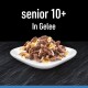 Feuchtes Haustierfutter für ältere Katzen, beschriftet mit "senior 10+ In Gelee", serviert in einem weißen Geschirr mit dunklem Hintergrund.