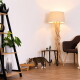 Getigerte Katze, die aus einer erhöhten Futterschale aus Holz in einem gemütlichen, modernen Wohnzimmer mit Lampe, Stuhl und Pflanzregal frisst.
