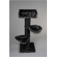 Ein schwarzer Katzenbaum mit einer plüschigen oberen Plattform, einem gemütlichen hängenden Korb und einer Seitenplattform, entworfen für den Komfort und das Spiel von Haustieren.