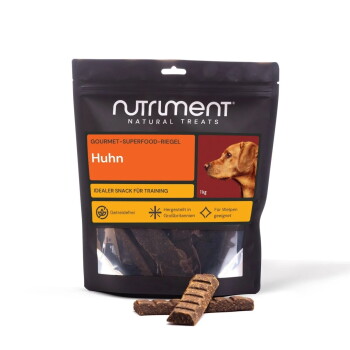 Schwarze Nutriment Natural Treats Tüte mit Aufschrift „Huhn“ 1 kg, Hundeprofilbild und braunen Trainingsriegeln.