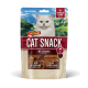 Saszetka DeliBest Cat Snack z białym kotem i alpejskim krajobrazem; oznaczona: 'CAT SNACK', 'Z SIEMIENIEM LNIANYM', 'CIELĘCINA', 93% zawartości mięsa.