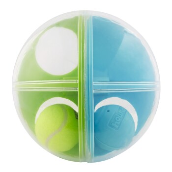 Ein transparenter Ballspielzeug, der in zwei Hälften geteilt ist, eine Seite grün mit einem Tennisball und die andere blau mit einem Gummiball.