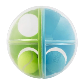 Ein transparenter Ballspielzeug, der in zwei Hälften geteilt ist, eine Seite grün mit einem Tennisball und die andere blau mit einem Gummiball.