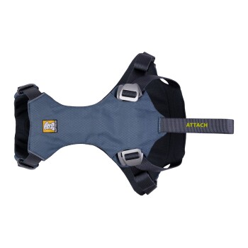 Ein blauer Hundegeschirr mit verstellbaren Riemen und Metall-Schnallen, mit einem gelben "ATTACH"-Label und einem Ruffwear-Logo.