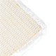 Un lit pour animaux confortable avec un centre tissé beige et une bordure blanche duveteuse, parfait pour les petits animaux.