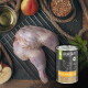 Rohe Hähnchenkeule auf einem Abtropfgitter neben einer Dose mit der Aufschrift „Liebesgut“ (Bio‑Huhn für Welpen), dazu Apfel, Birne und Getreide.