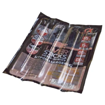 Packung halbfeuchter, hypoallergener Leber-Sticks als Hundesnack in klarem, vakuumversiegeltem Plastik, beschriftet mit ‚LIVER STICKS‘