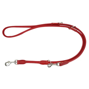 Rote Leder-Hundeleine mit silbernen Metallclips und verstellbarer Länge, vor einem weißen Hintergrund präsentiert.