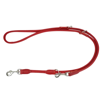 Rote Leder-Hundeleine mit silbernen Metallclips und verstellbarer Länge, vor einem weißen Hintergrund präsentiert.