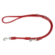 Rote Leder-Hundeleine mit silbernen Metallclips und verstellbarer Länge, vor einem weißen Hintergrund präsentiert.