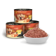 Dosen mit "Lucky U" Katzenfutter, beschriftet mit "Geflügel mit Pastinaken", gestapelt neben einer Schüssel mit Nassfutter, mit einem schwarzen Katzenlogo und dem Text "96 % Fleisch."