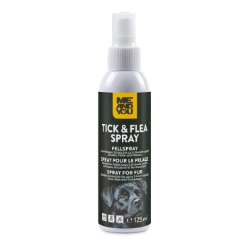 Weiße Sprühflasche mit der Aufschrift 'ME AND YOU' Zecken- & Flohspray, 'Spray für Fell', 125 ml, schwarzes Hunde-Foto auf dem Etikett.