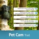Grüne Camouflage Pet Cam Trail Kamera an einem Baum, mit 64MP Fotos, 2560x1440 Video, Wi-Fi, 0,3s Auslösezeit und 200m Reichweite.