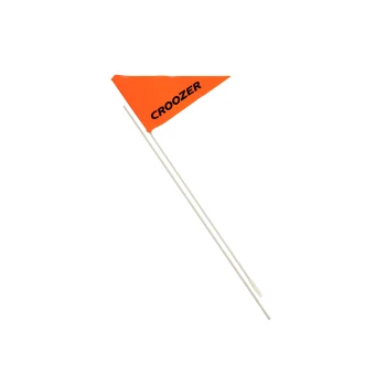 Orangefarbene dreieckige Flagge mit dem Wort "CROOZER" in Schwarz gedruckt, befestigt an zwei silbernen Stangen, entworfen für Haustieranhänger.