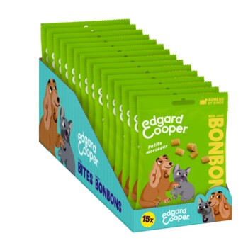 Une boîte de présentation de friandises pour chiens Edgard Cooper, contenant 15 paquets verts étiquetés 'BONBONS' avec des illustrations d'un teckel et d'un chien gris.