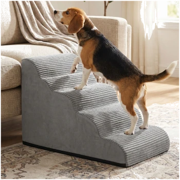 Beagle steigt graue Stoff-Haustiertreppe neben einem beigen Sofa in einem sonnendurchfluteten Wohnzimmer hinauf.