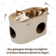 Drei Katzen: eine schläft oben und zwei schauen aus Löchern in einem beigen Haustierbett mit der Aufschrift „Petrhein“ auf einem gewebten Teppich.
