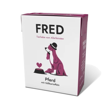 Karton mit Hundefutter, beschriftet mit 'FRED', zeigt einen Cartoon-Hund mit einem Hut, der 'Pferd mit Süßkartoffeln' sagt.