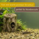 Tonstamm für Aquarium mit Moos und kleinen Fischen auf Kies; deutscher Text: 'Ton mit leicht poröser Struktur / perfekt für Moosbewuchs'.