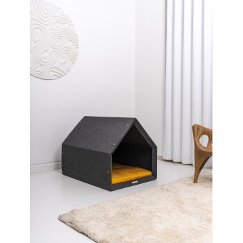 Stylisches graues Haustierhaus mit einem gelben Kissen innen, auf einem weißen Teppich in einem modernen Raum mit Vorhängen und abstrakter Wandkunst.