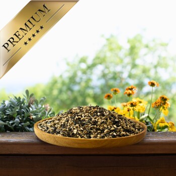 Holzschale mit gemischtem Vogelfutter auf einem Holzgeländer, gelbe Blumen im Hintergrund, goldenes Band mit der Aufschrift „PREMIUM“.