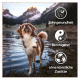 Ein glücklicher Hund steht in flachem Wasser mit Bergen im Hintergrund, mit den Texten: "Zahngesundheit," "Beruhigend," und "ohne künstliche Zusätze."
