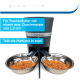 Automatischer Futterspender für Haustiere mit zwei Edelstahlschalen, beschriftet mit 'Mahlzeiten für Zwei', entworfen für Trockenfutter mit einem maximalen Durchmesser von 1,2 cm.