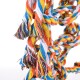 Buntes geflochtenes Seilspielzeug für Haustiere, mit lebhaften orange, blau, gelb und weißen Strängen mit ausgefransten Enden.